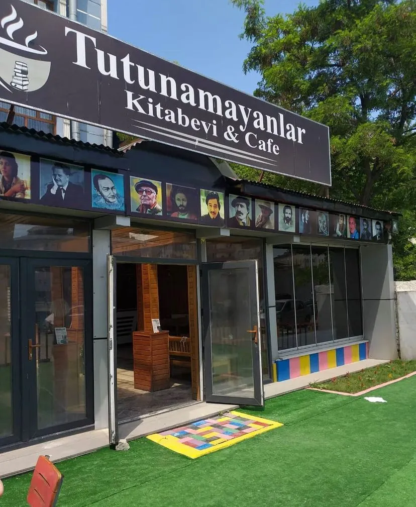 Tutunamayanlar Kitabevi & Kafe