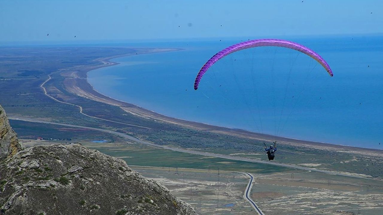 Azerbaycan'da yamaç paraşütü sporu yaygınlaşıyor