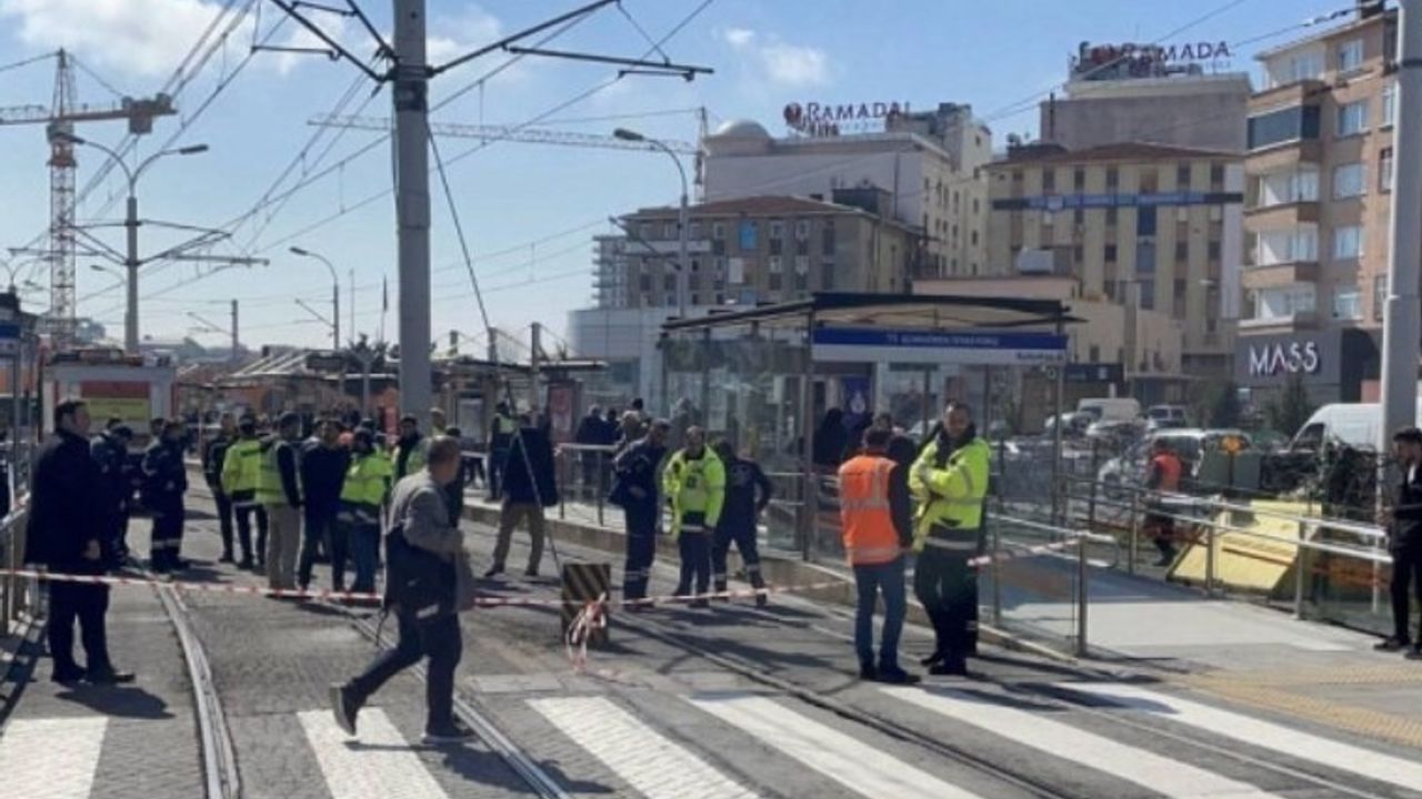 Ters yönden dönen araca tramvay çarptı!