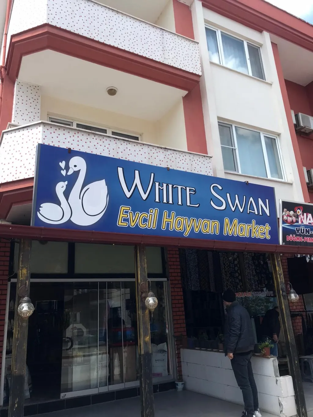 White Swan Evcil Hayvan Market