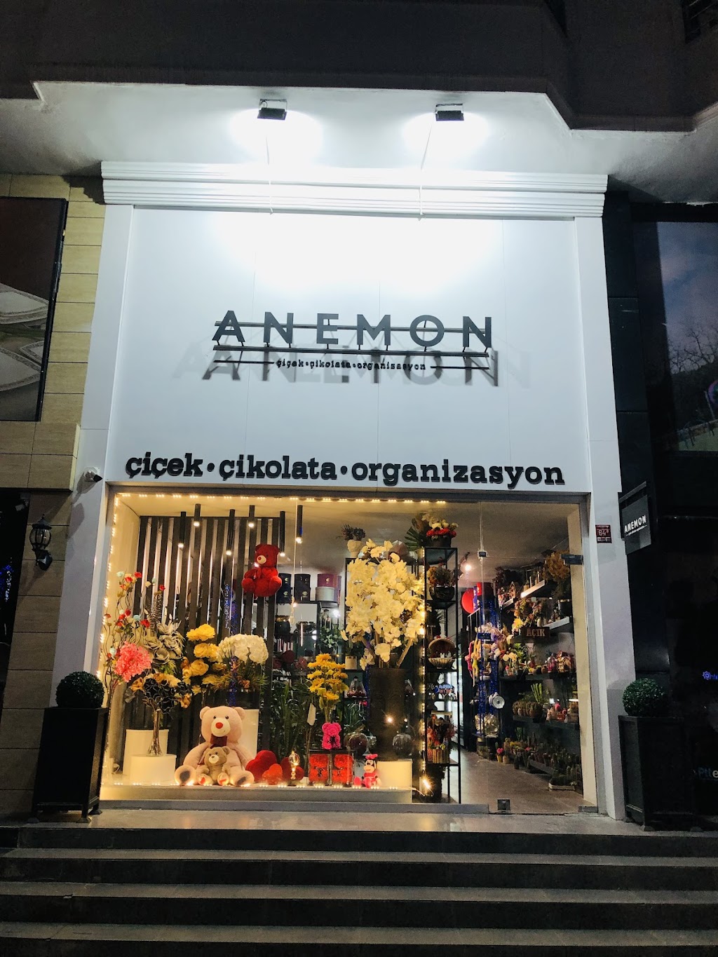 Anemon çiçek çikolata ve organizasyon