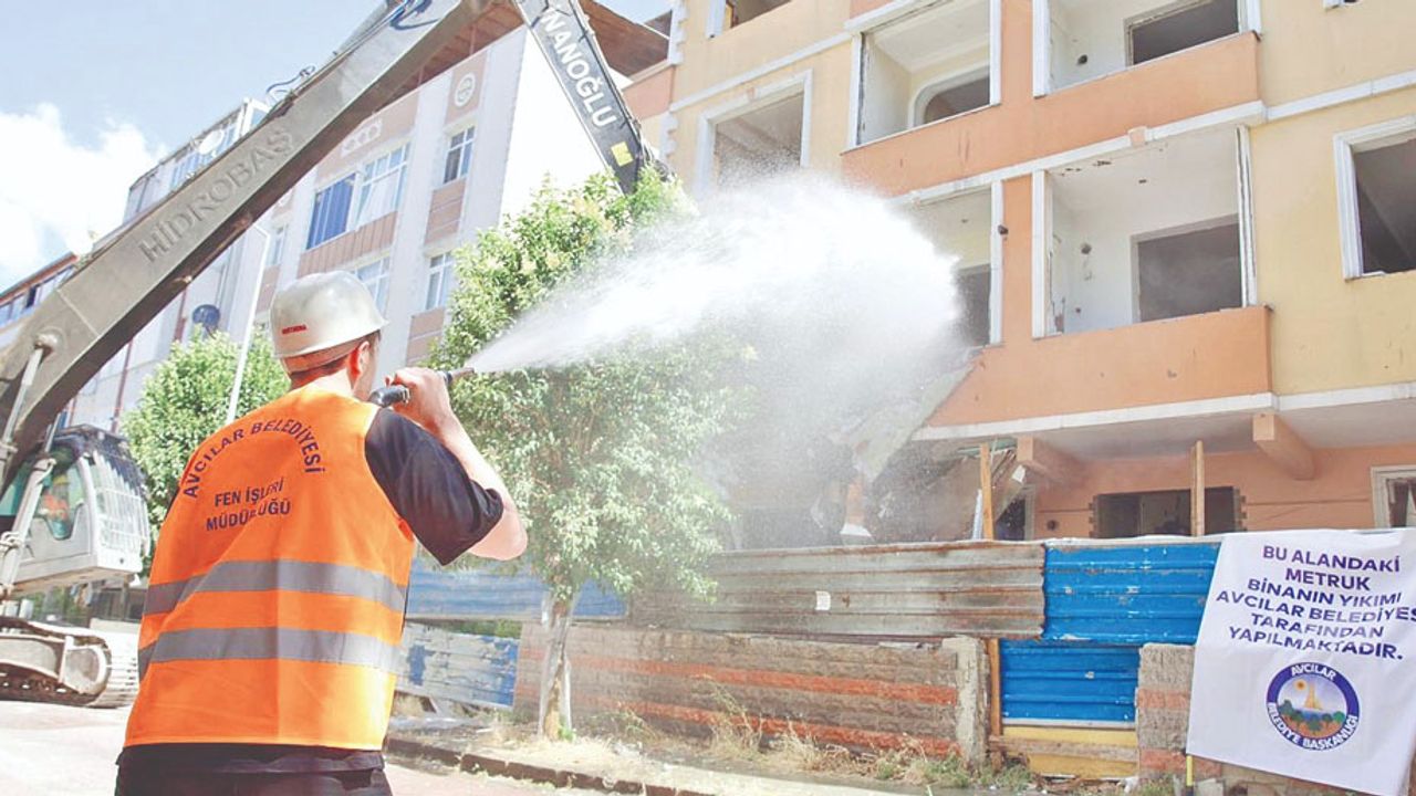 Avcılar'da güvenliği tehdit eden metruk binalar yıkılıyor