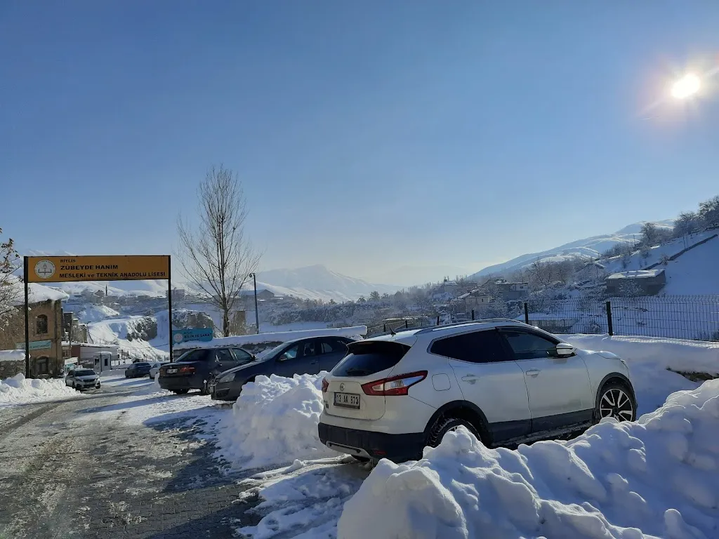 Bitlis Zübeyde Hanım Kız Teknik ve Meslek Lisesi