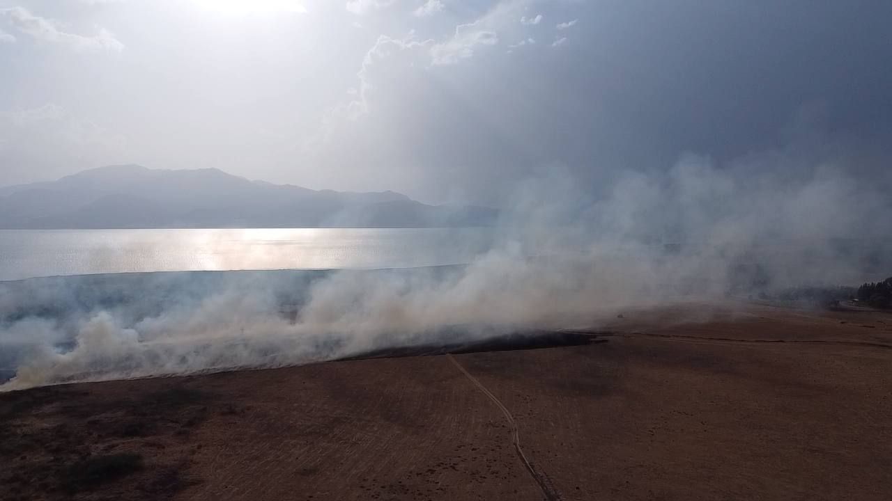 Eğirdir Gölü kıyısında korkutan yangın