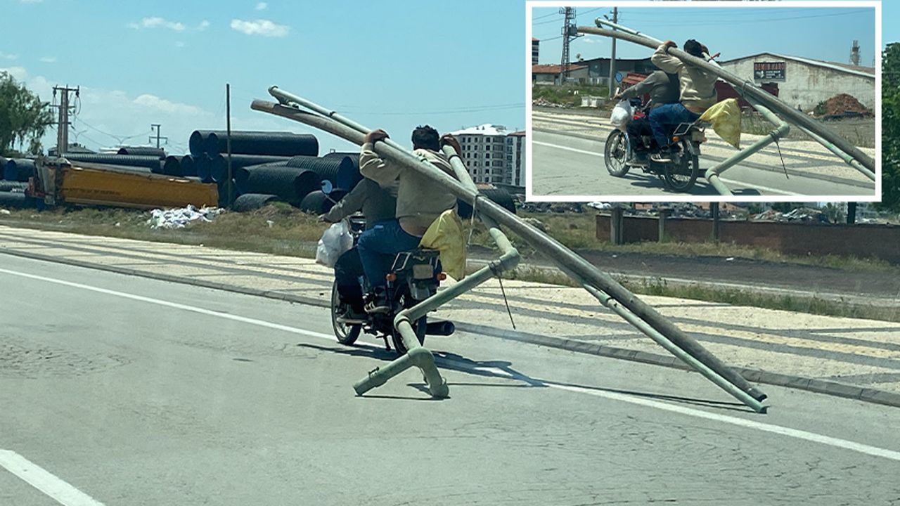 Motosiklette borularla tehlikeli yolculuk kamerada!