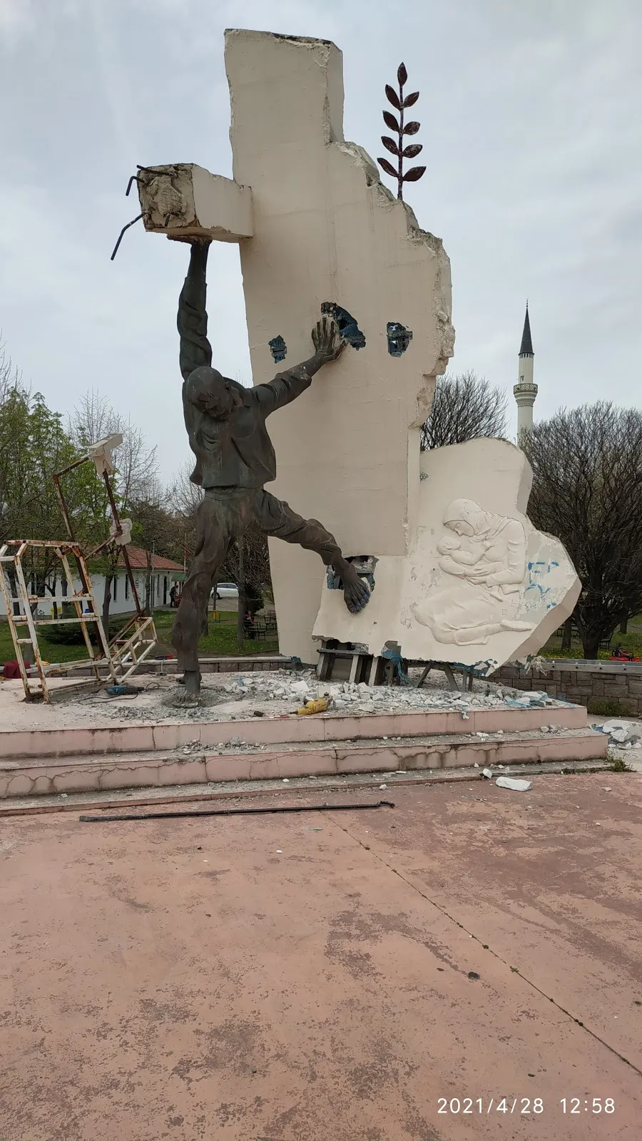 12 Kasım Deprem Anıtı