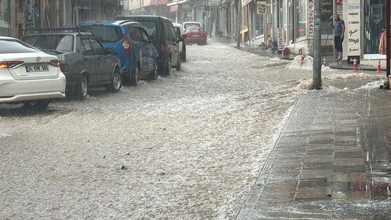 Bayburt'ta sağanak su baskınlarına neden oldu