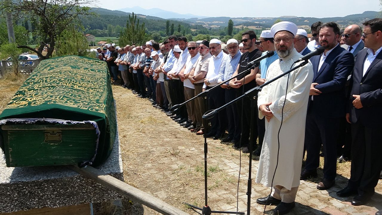 Diyanet işleri başkanı Erbaş, Kütahya'da Müezzin-Kayyım'ın cenazesine katıldı