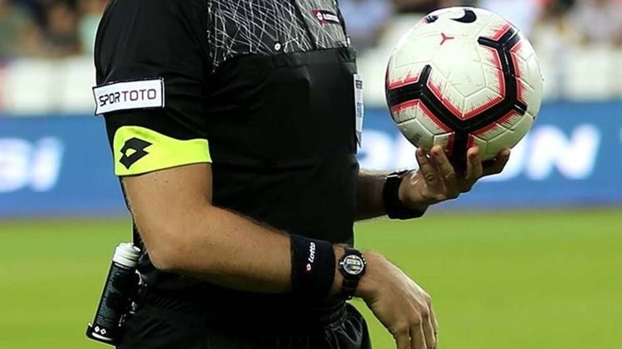 Futbolseverlere müjde: Hangi hakem düdüğünü astı?