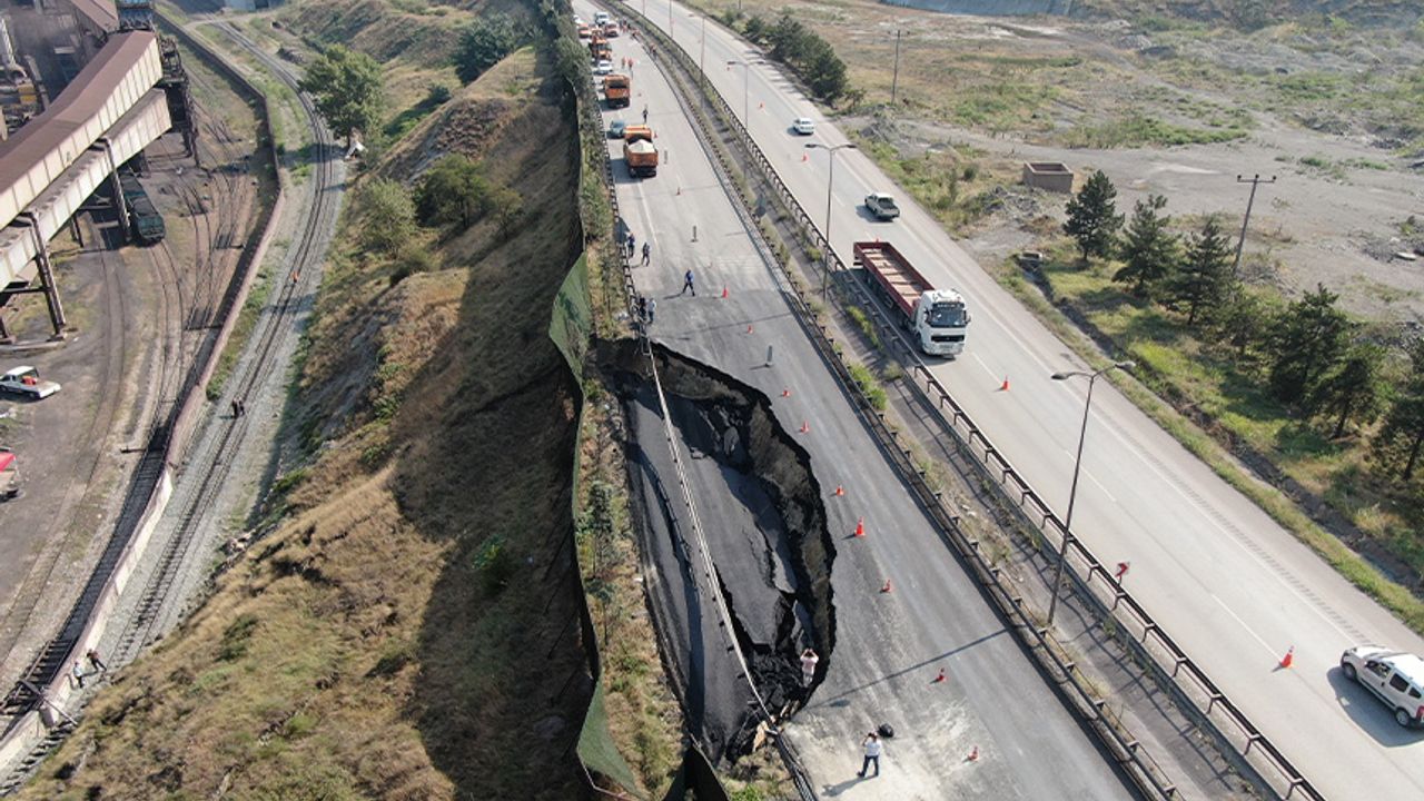 Kara yolu çöktü! Demir yolu da ulaşıma kapandı