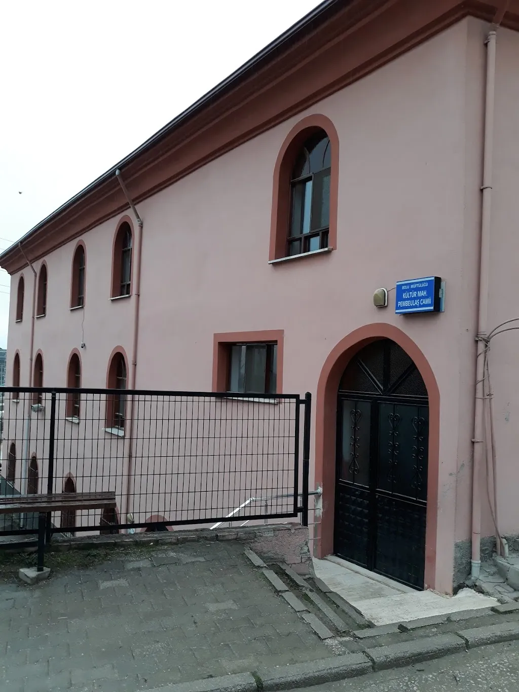 Pembe Ulaş Cami