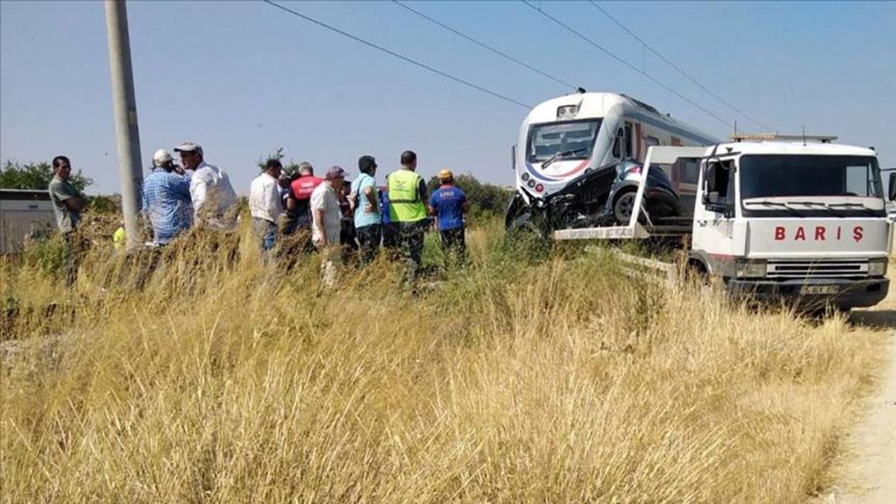 SON DAKİKA | Annesini hastaneye götürüyordu: Tren, arabayı biçti, 3 kişi öldü