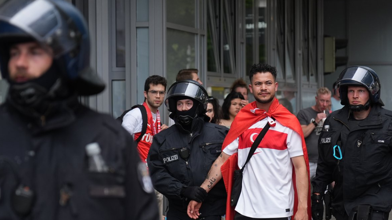 SON DAKİKA | Berlin'de Bozkurt skandalı! Polisler Türk taraftarları durdurdu