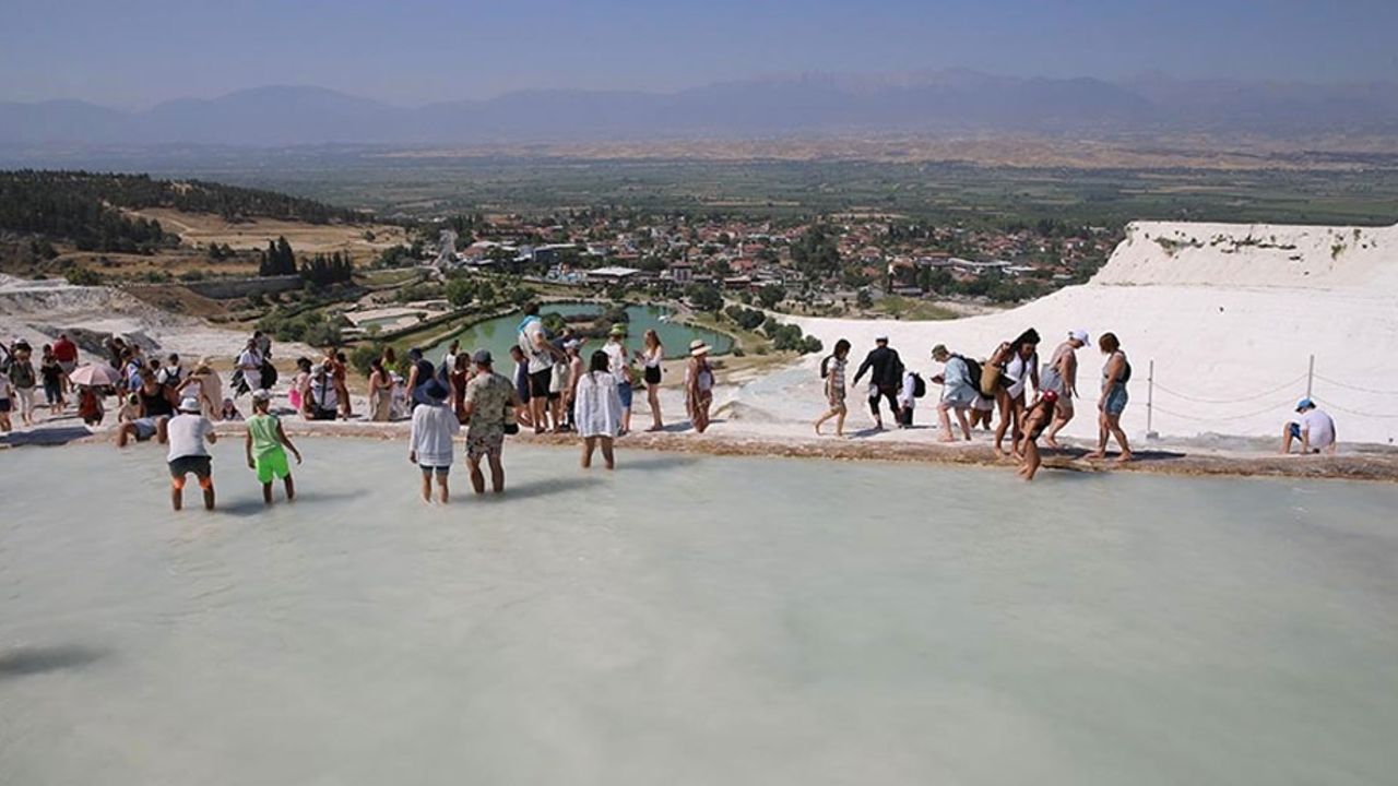 Turizmciler Pamukkale'deki su debisinin düşmesinden endişeli