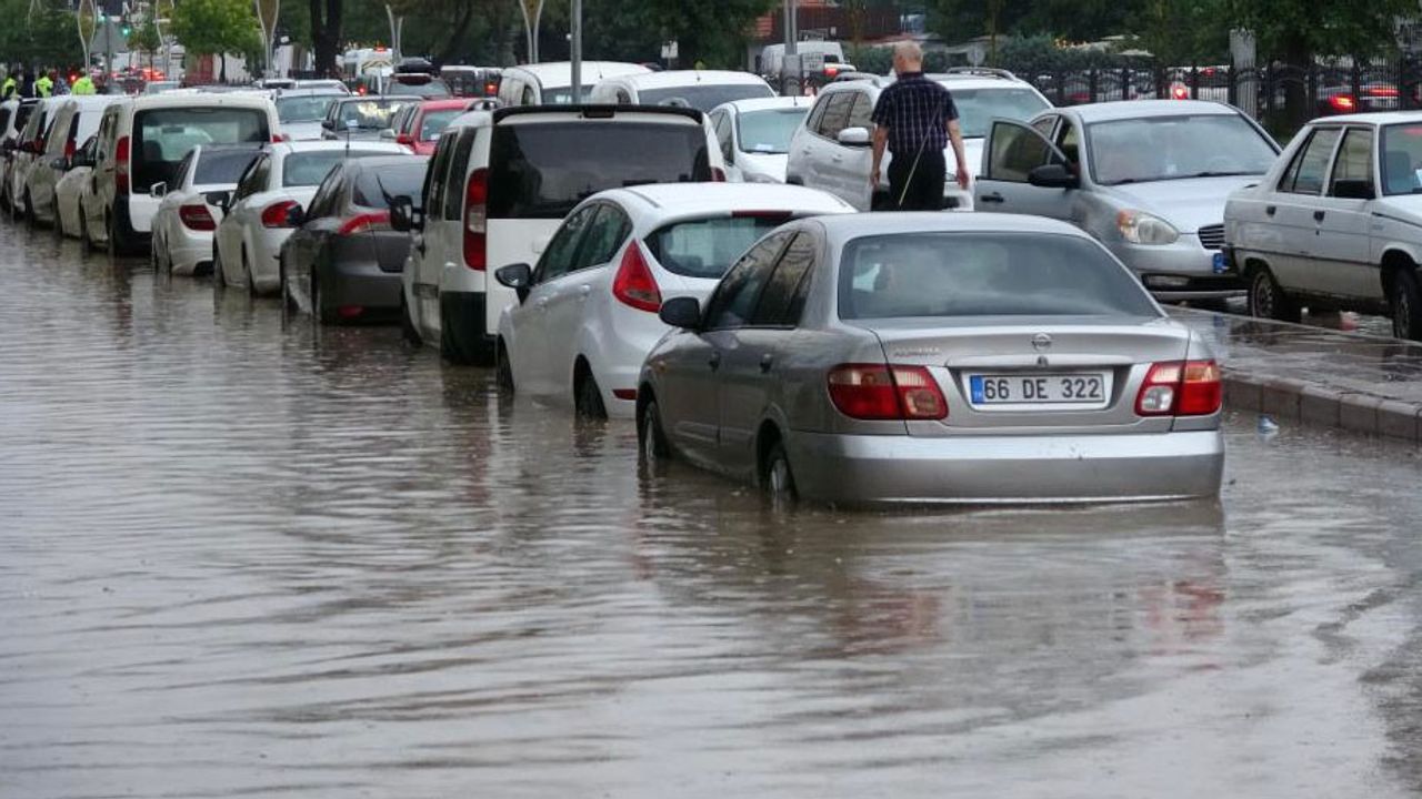 Yollar göl oldu, iş yerleri sular altında kaldı