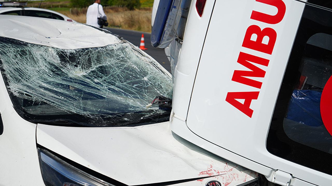 Arnavutköy’de ambulans faciası: Işıklarda bekleyen otomobile devrildi