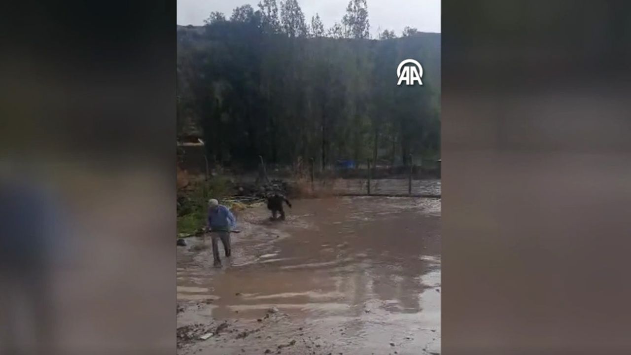 Kars'ta sel felaketi: Ev ve ahırları su bastı