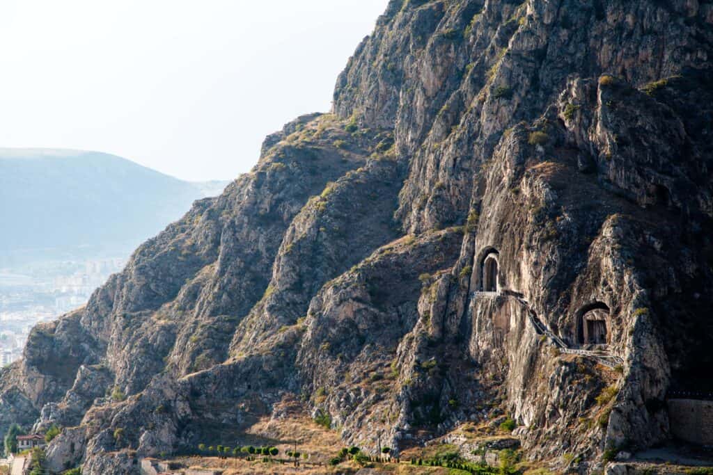 Amasya Gezi̇lecek Yerler: Yeşi̇lırmak’ın Kıyısında Keyi̇fli̇ Bi̇r Tati̇l