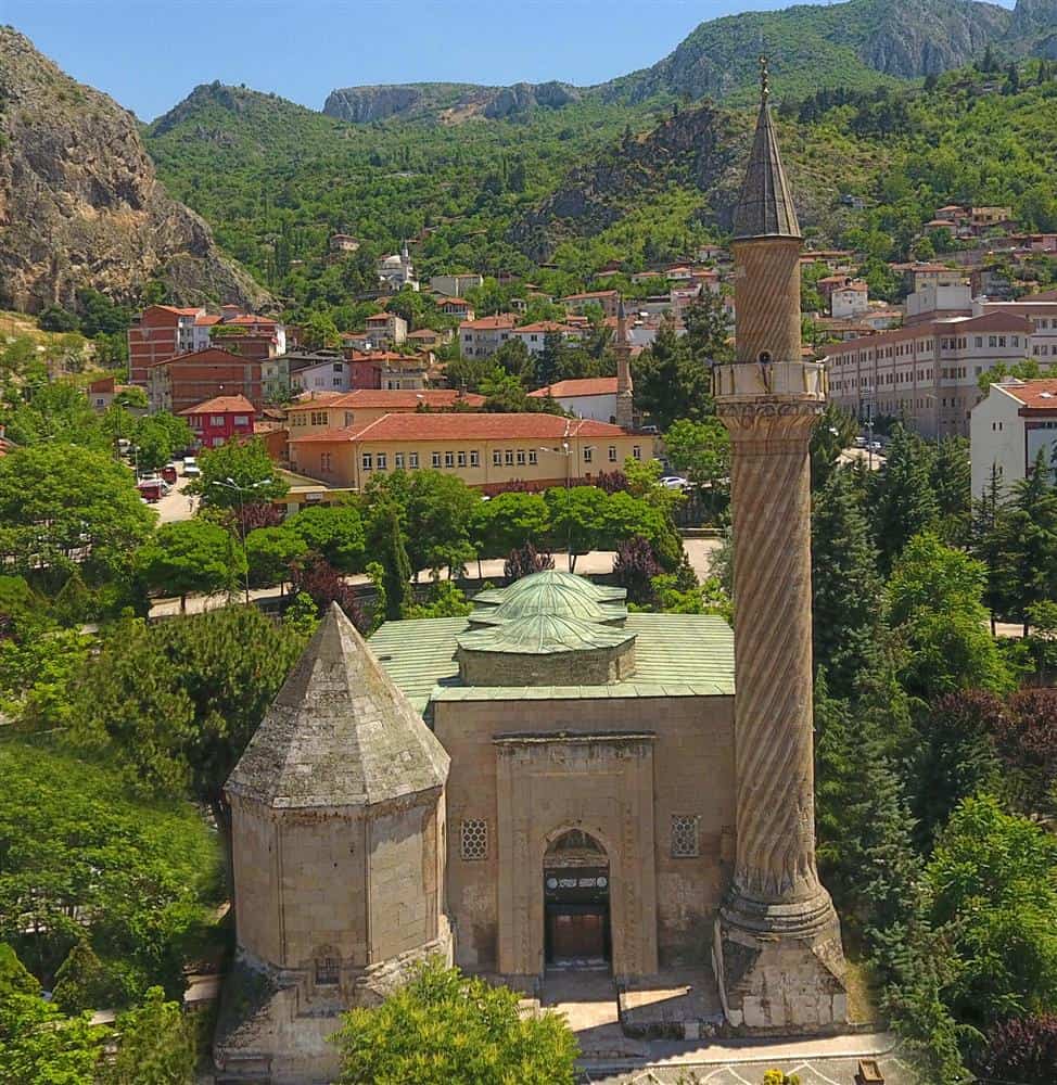 Amasya Gezi̇lecek Yerler: Yeşi̇lırmak’ın Kıyısında Keyi̇fli̇ Bi̇r Tati̇l