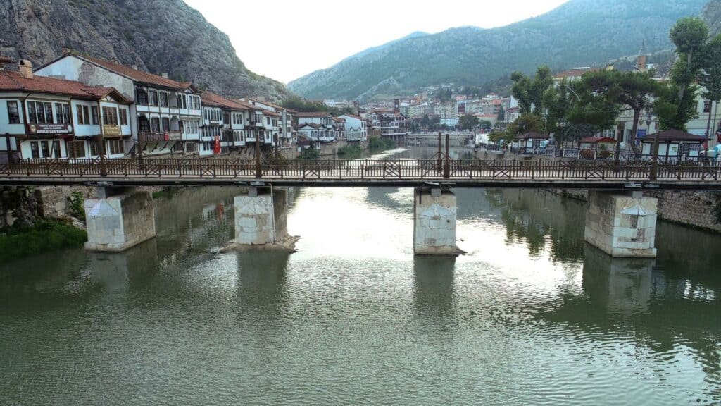 Amasya Gezi̇lecek Yerler: Yeşi̇lırmak’ın Kıyısında Keyi̇fli̇ Bi̇r Tati̇l