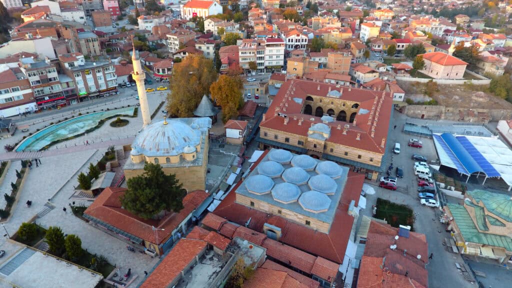 Amasya Gezi̇lecek Yerler: Yeşi̇lırmak’ın Kıyısında Keyi̇fli̇ Bi̇r Tati̇l