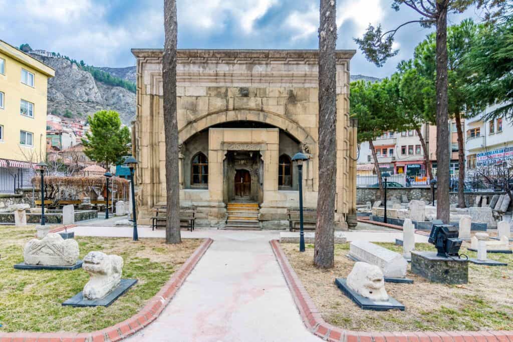 Amasya Gezi̇lecek Yerler: Yeşi̇lırmak’ın Kıyısında Keyi̇fli̇ Bi̇r Tati̇l