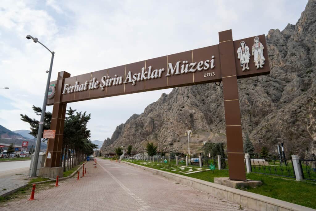 Amasya Gezi̇lecek Yerler: Yeşi̇lırmak’ın Kıyısında Keyi̇fli̇ Bi̇r Tati̇l