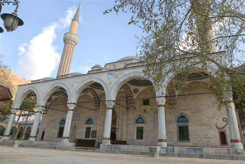 Amasya Gezi̇lecek Yerler: Yeşi̇lırmak’ın Kıyısında Keyi̇fli̇ Bi̇r Tati̇l