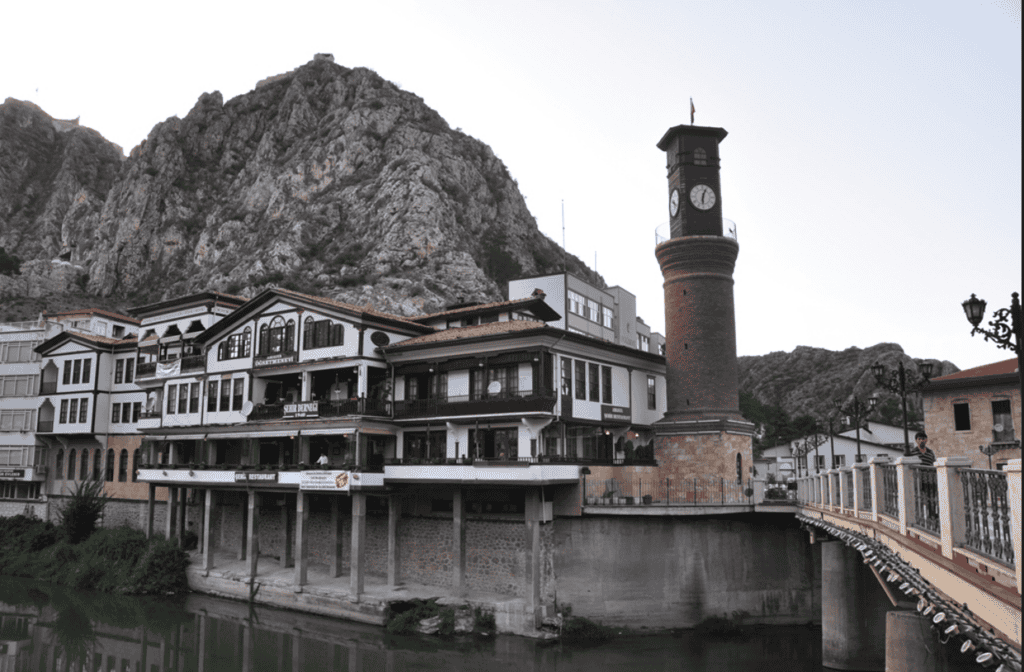 Amasya Gezi̇lecek Yerler: Yeşi̇lırmak’ın Kıyısında Keyi̇fli̇ Bi̇r Tati̇l