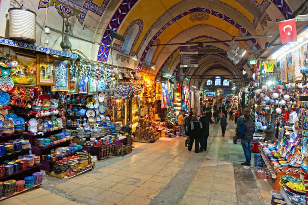 Eminönü Gezilecek Yerler: Tarihi Yarımada’nın Kalbine Yolculuk