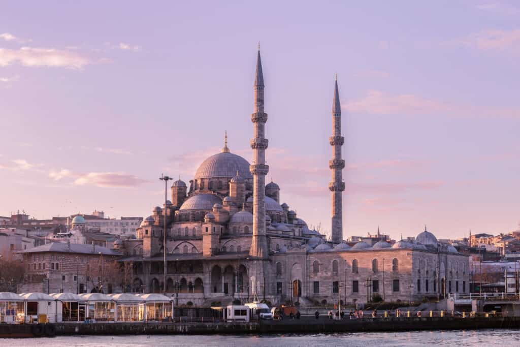 Eminönü Gezilecek Yerler: Tarihi Yarımada’nın Kalbine Yolculuk