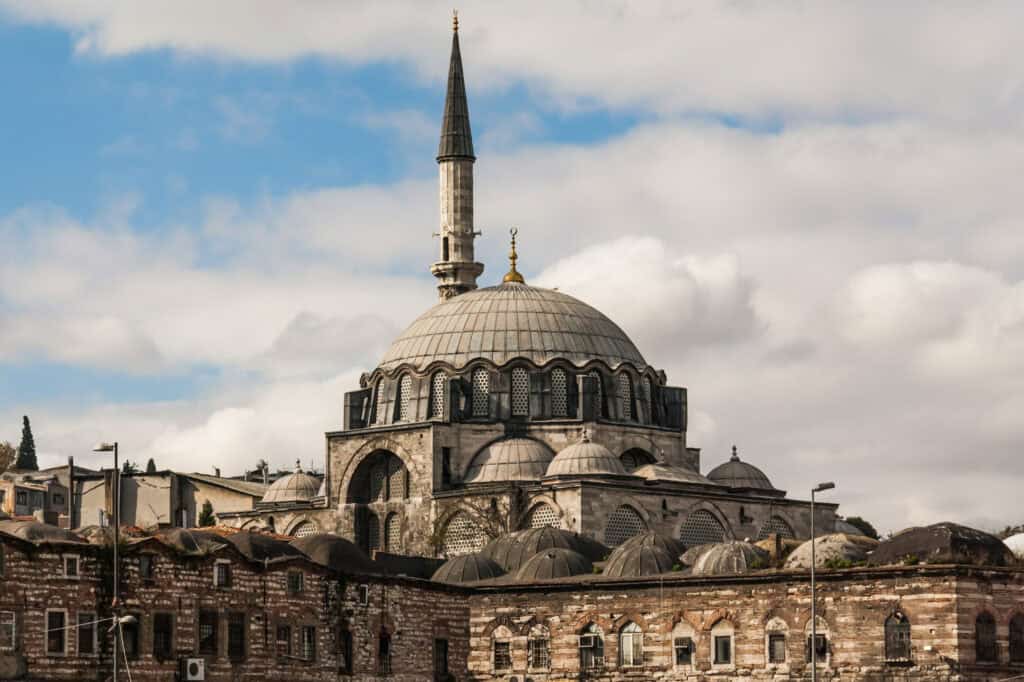 Eminönü Gezilecek Yerler: Tarihi Yarımada’nın Kalbine Yolculuk