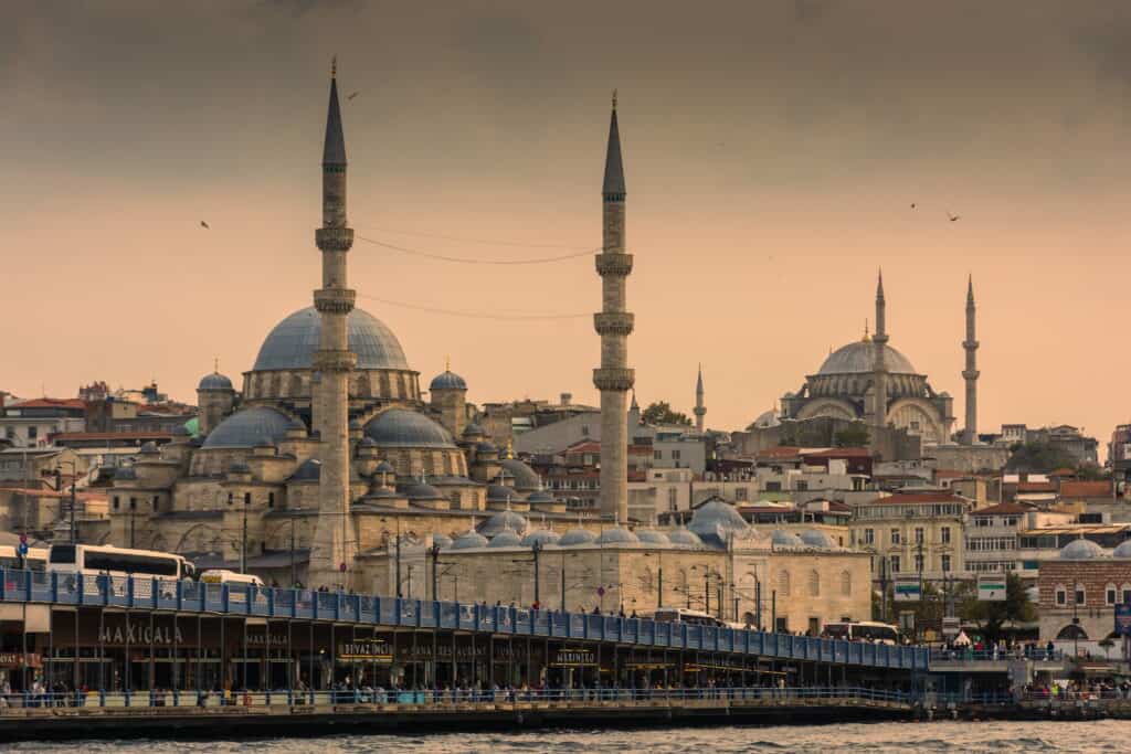 Eminönü Gezilecek Yerler: Tarihi Yarımada’nın Kalbine Yolculuk